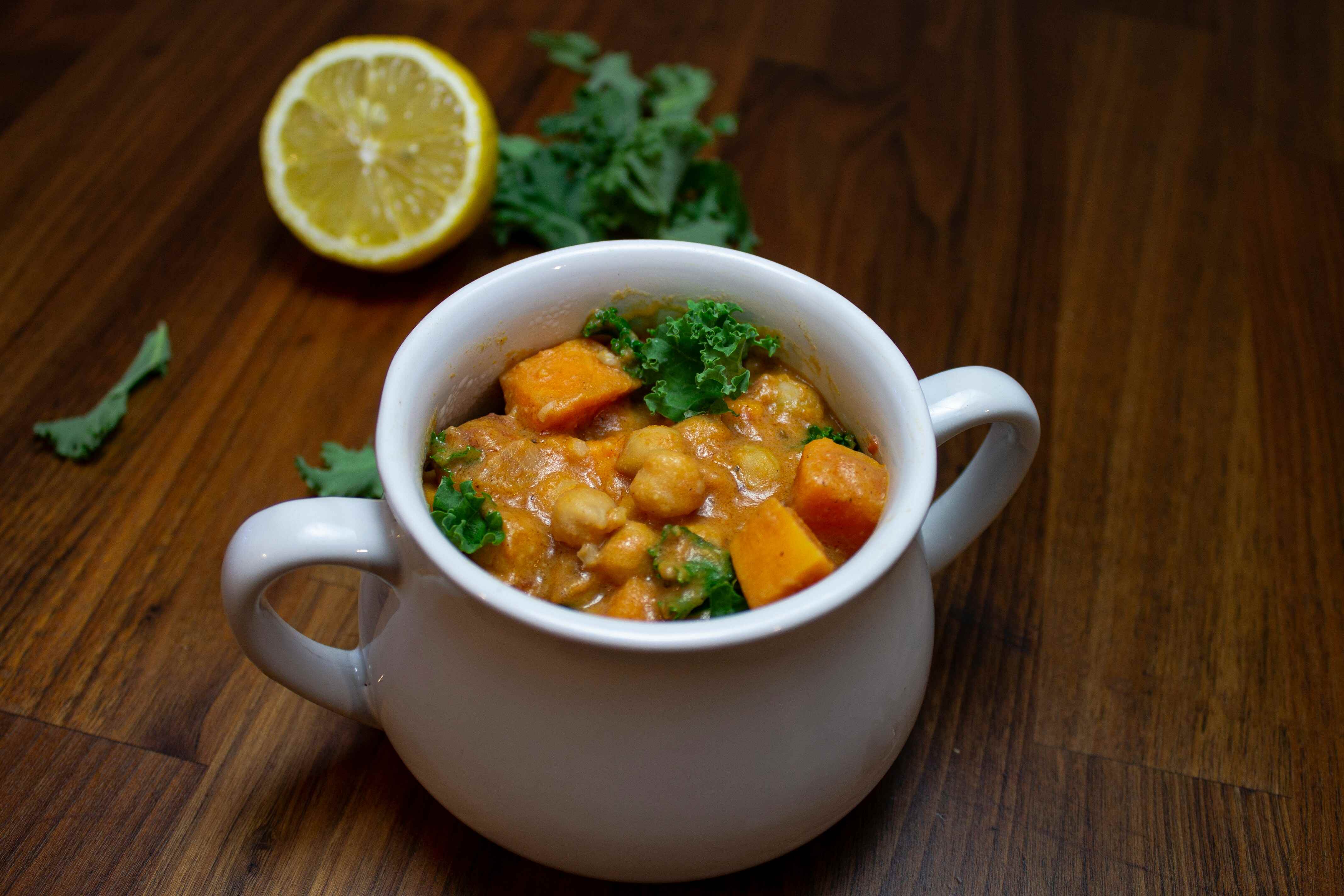 Curry z ciecierzycą, warzywami i ryżem brązowym
