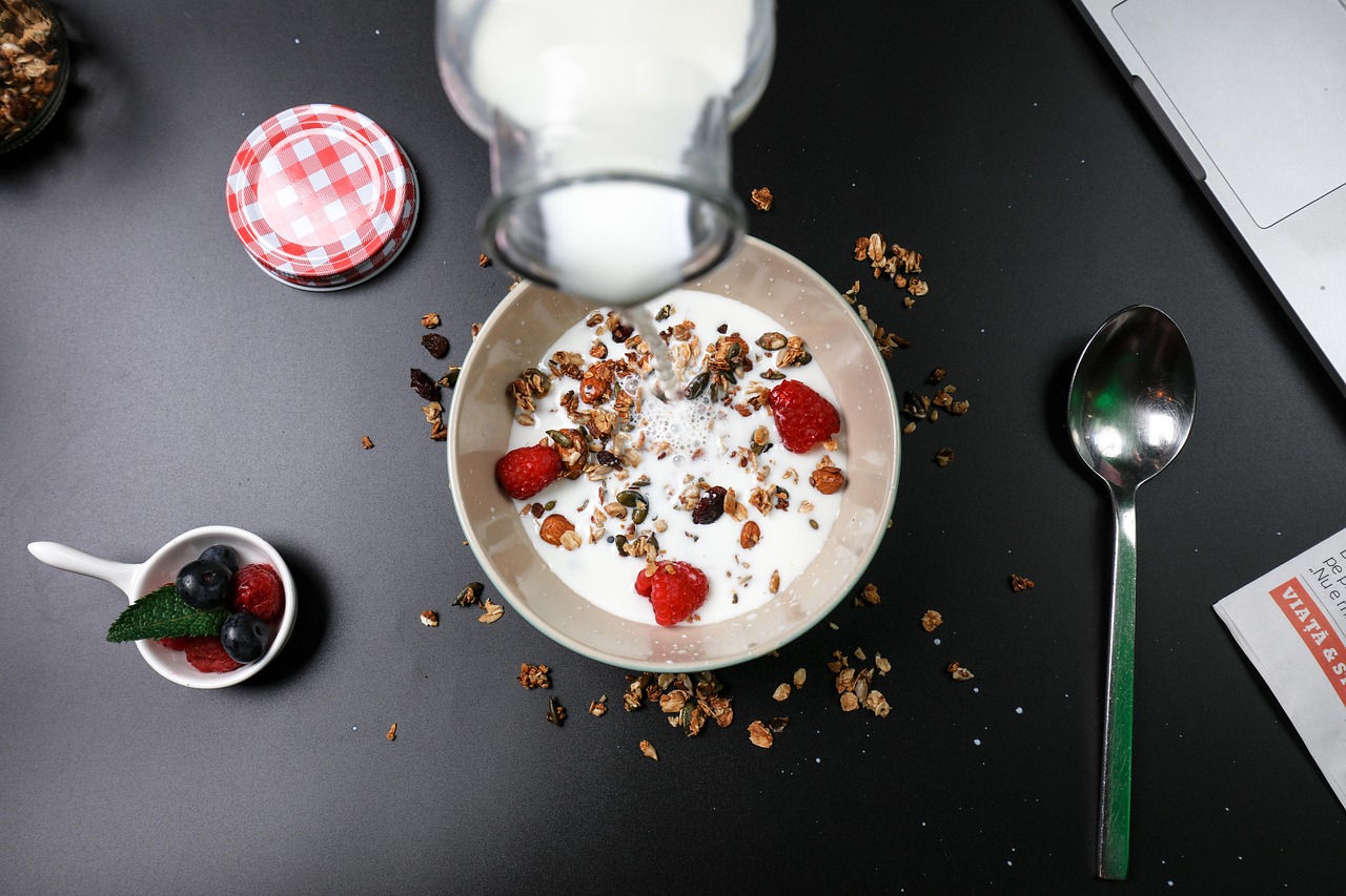 Jogurt grecki z granolą i borówkami