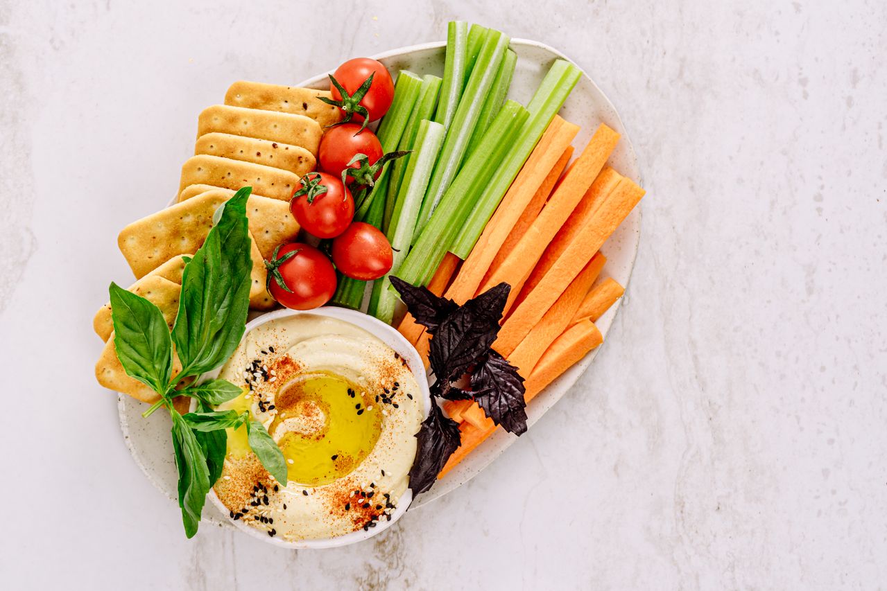 Hummus z warzywami i pieczywem chrupkim