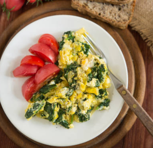 Jajecznica ze szpinakiem i pomidorami