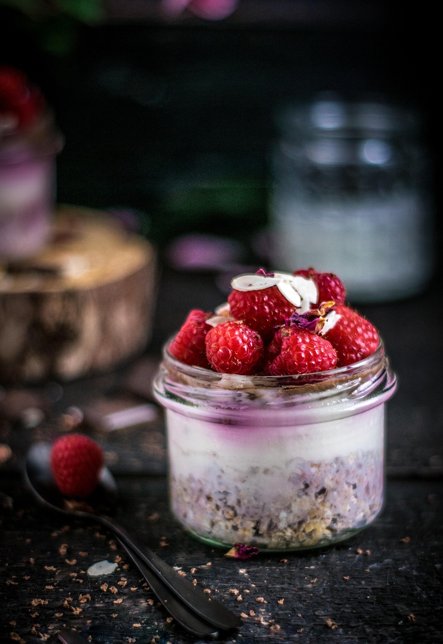 Jogurt grecki z malinami i pestkami dyni