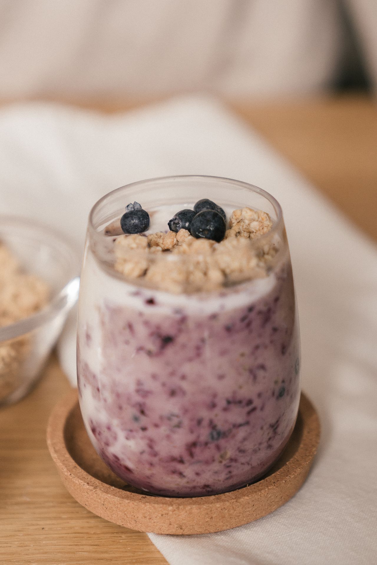 Kefir naturalny z borówkami i orzechami włoskimi