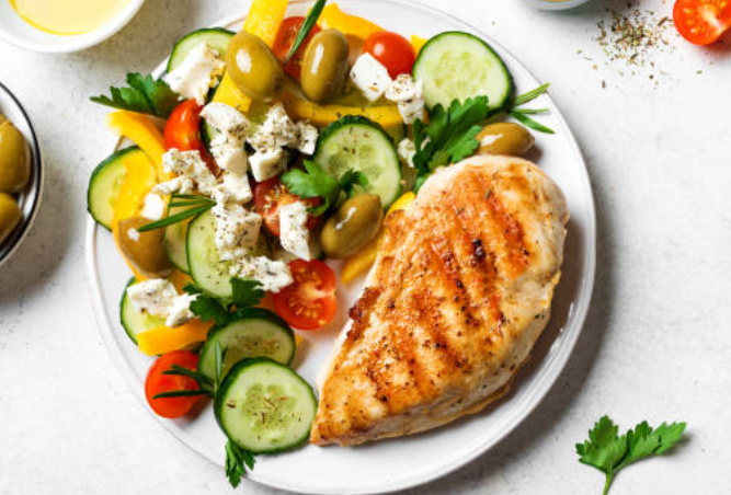 Sałatka grecka z grillowanym kurczakiem i serem feta light
