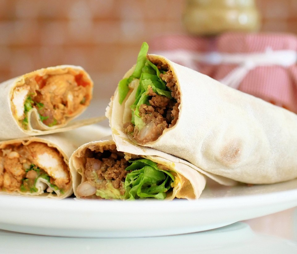 Pełnoziarnista tortilla z grillowanym kurczakiem i warzywami